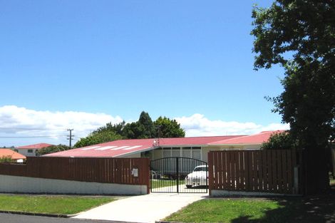 Photo of property in 2 Keats Place, Blockhouse Bay, Auckland, 0600