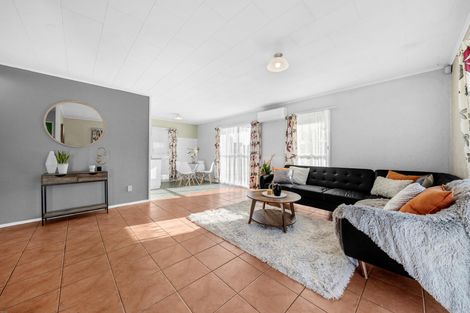 Photo of property in 9 Chibnall Place, Conifer Grove, Takanini, 2112