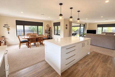 Photo of property in 2 Angus Place, Carterton, 5713