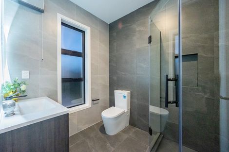 Photo of property in 18 Madden Avenue, Kumeu, 0810