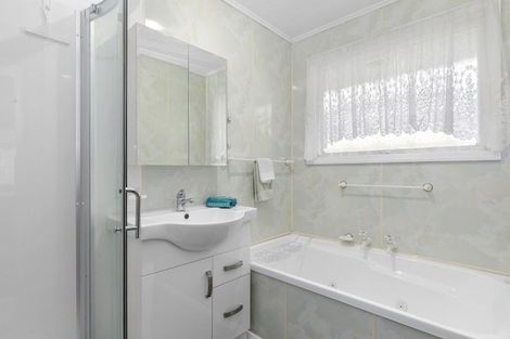 Photo of property in 5 Norana Road, Maoribank, Upper Hutt, 5018