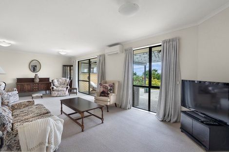 Photo of property in 115 Grovenor Drive, Orewa, 0931