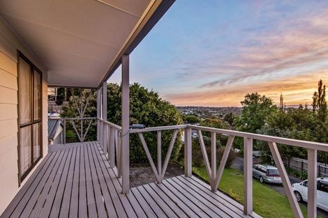 Photo of property in 8 Gillan Place, Bayview, Auckland, 0629