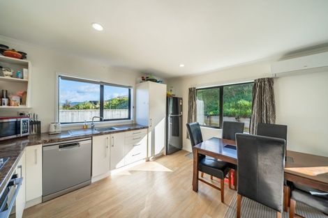 Photo of property in 94 Sunstone Crescent, Timberlea, Upper Hutt, 5018