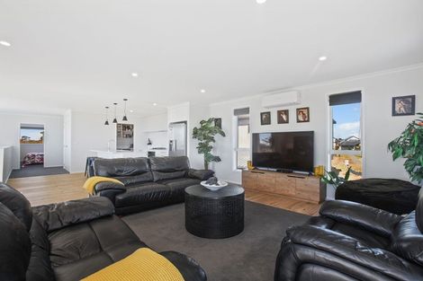 Photo of property in 9 Whata Street, Clarks Beach, 2122