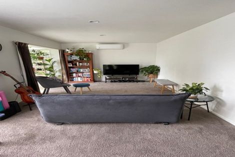 Photo of property in 12 Mandeville Place, Unsworth Heights, Auckland, 0632