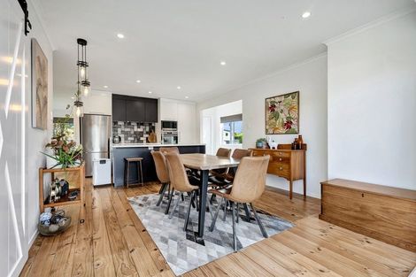 Photo of property in 18 Karaka Road, Kawakawa Bay, Papakura, 2585