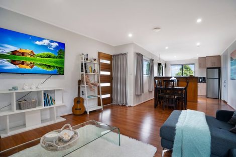 Photo of property in 2/219 Glenfield Road, Hillcrest, Auckland, 0627