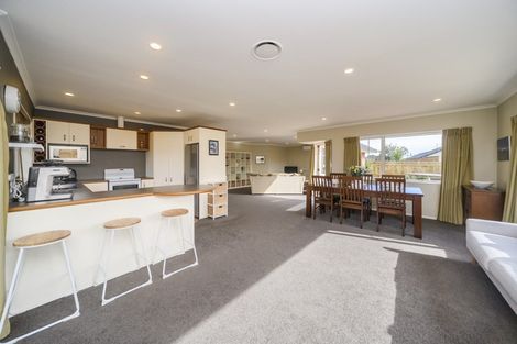 Photo of property in 5 Sycamore Crescent, Fitzherbert, Palmerston North, 4410