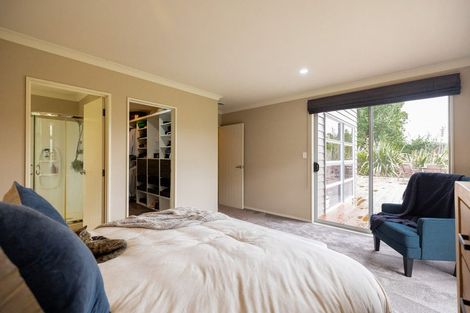 Photo of property in 8 Titirangi Drive, Fitzherbert, Palmerston North, 4471