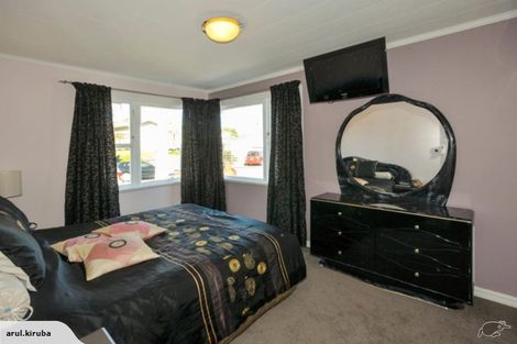 Photo of property in 48 Brooker Grove, Newlands, Wellington, 6037