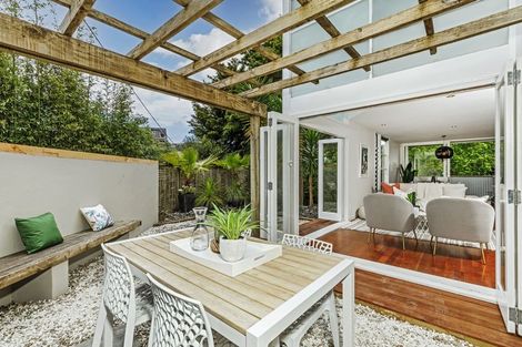 Photo of property in 2/22 Rangatira Road, Birkenhead, Auckland, 0626