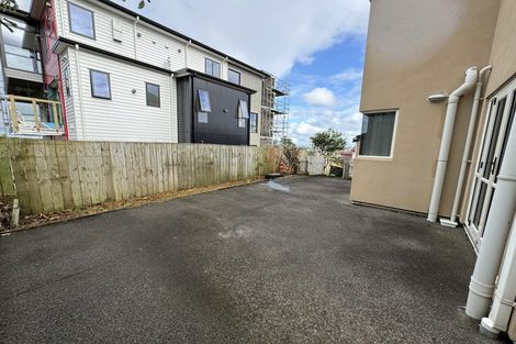 Photo of property in 4 Highgrove Lane, Totara Vale, Auckland, 0632