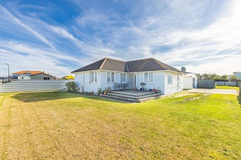 Photo of property in 8 Cross Street, Castlecliff, Whanganui, 4501
