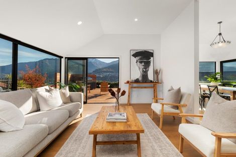 Photo of property in 8 Elizabeth Place, Kelvin Heights, Queenstown, 9300