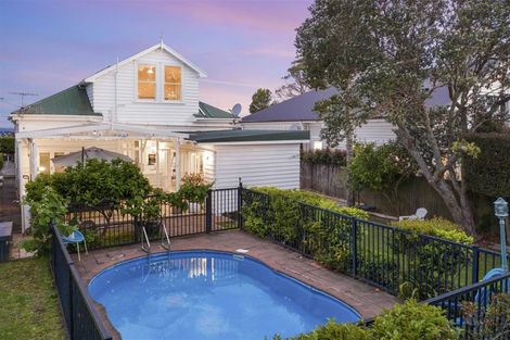 Photo of property in 7 Tui Glen Road, Birkenhead, Auckland, 0626