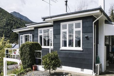 Photo of property in 22 Buller Street, Picton, 7220