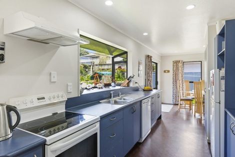 Photo of property in 2 Sunset Terrace, Waikanae Beach, Waikanae, 5036