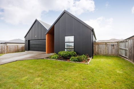 Photo of property in 4 Sardinia Grove, Fitzherbert, Palmerston North, 4410