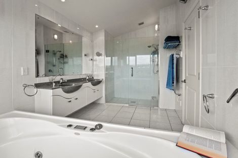 Photo of property in 37 Fairfax Avenue, Northcote, Auckland, 0627