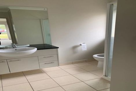 Photo of property in 16 Speyside Crescent, Flat Bush, Auckland, 2016