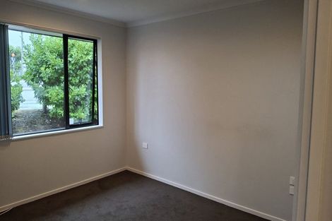 Photo of property in 98 Beach Haven Road, Beach Haven, Auckland, 0626