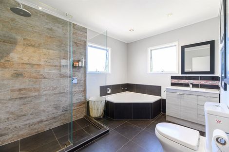 Photo of property in 112 Lincoln Park Avenue, Massey, Auckland, 0614