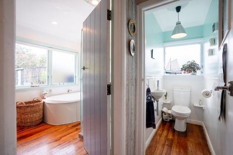 Photo of property in 108 Wellington Road, Paekakariki, 5034