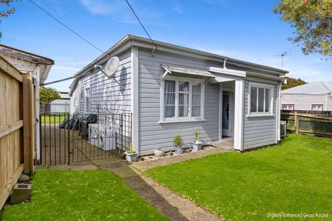 Photo of property in 4 Preston Street, Eltham, 4322