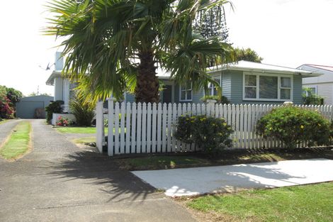 Photo of property in 15 Kamaka Road, Mangere Bridge, Auckland, 2022