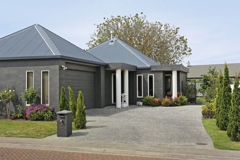 Photo of property in 2 Queens Walk, Taradale, Napier, 4112