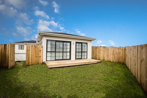 Photo of property in 10 Poutawa Lane, Clarks Beach, 2122