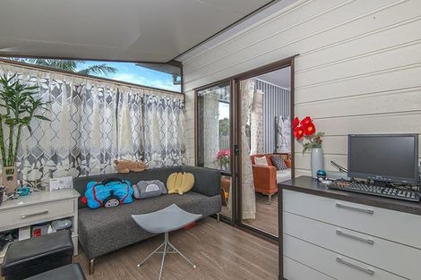 Photo of property in 8 De Quincey Terrace, Highland Park, Auckland, 2010