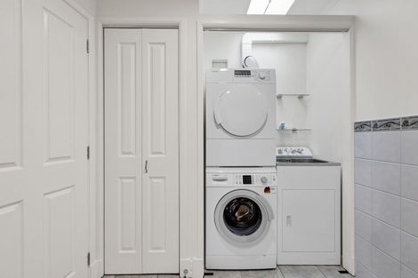 Photo of property in 1e Queen Street, New Plymouth, 4310