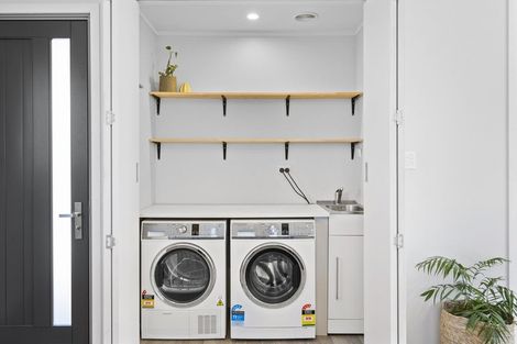 Photo of property in 279 Shakespeare Street, Leamington, Cambridge, 3432