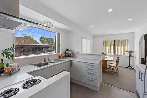 Photo of property in 37 Gosford Drive, Botany Downs, Auckland, 2010