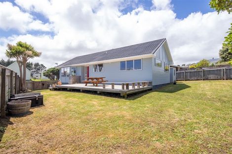 Photo of property in 3 Kingsbridge Place, Newlands, Wellington, 6037