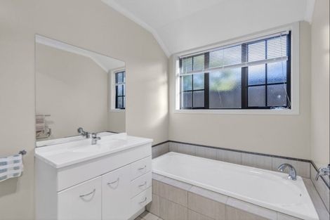 Photo of property in 2 Cooper Crescent, Cambridge, 3434