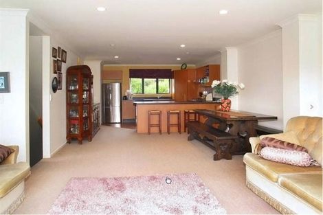 Photo of property in 2 Stella Grove, Newlands, Wellington, 6037