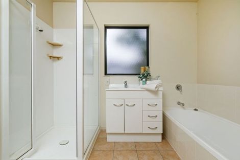 Photo of property in 4/42 Fields Parade, Oteha, Auckland, 0632