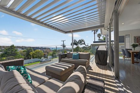 Photo of property in 15 Beechwood Road, Rothesay Bay, Auckland, 0630