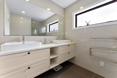 Photo of property in 791a East Coast Road, Northcross, Auckland, 0630