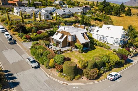 Photo of property in 2 Milward Place, Kelvin Heights, Queenstown, 9300