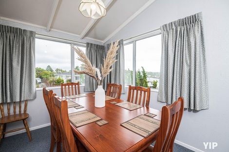 Photo of property in 18 Colchester Crescent, Newlands, Wellington, 6037