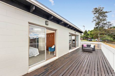 Photo of property in 10 Halcombe Place, Green Bay, Auckland, 0604