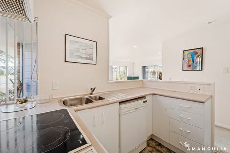 Photo of property in 32 Heversham Place, Glendene, Auckland, 0602