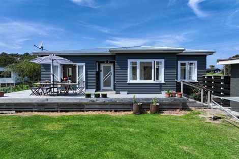 Photo of property in 11 Blue Bay Road, Mahia, 4198