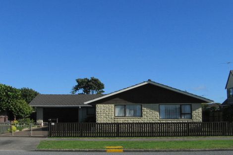Photo of property in 18 Reeves Street, Waikanae Beach, Waikanae, 5036