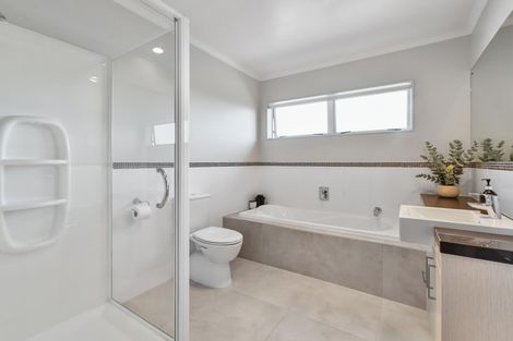 Photo of property in 10 Bayvista Drive, Karaka, Papakura, 2113