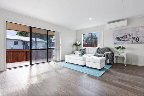 Photo of property in 1/100 Shifnal Drive, Randwick Park, Auckland, 2105